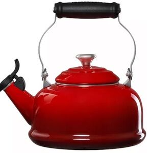 Le Creuset
1.7 Quart Enamel on Steel Whistling Tea Kettle